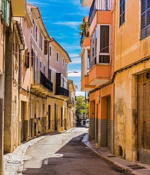 Oude stadsstraat op het eiland Mallorca, Spanje van Alex Winter