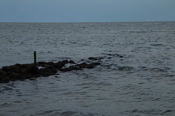 Einsamer Pfahl in den Wellen