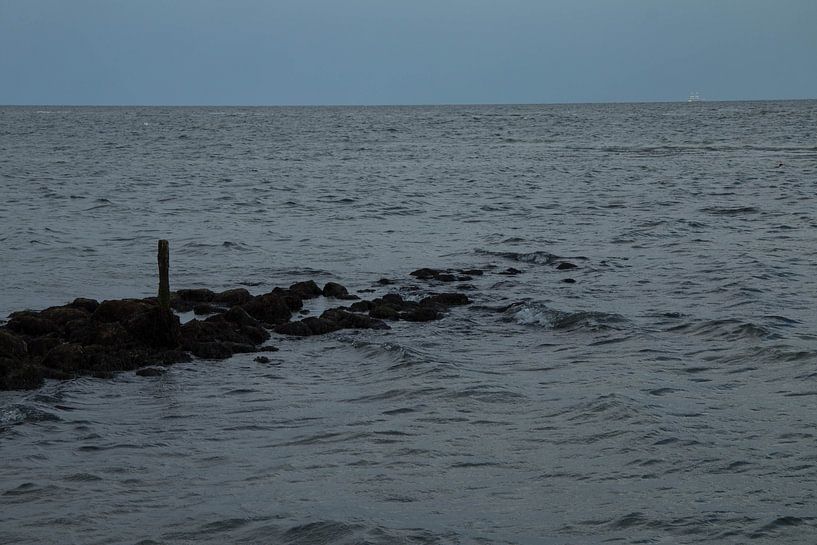 Lonely pole in the waves by Bengt Schrum