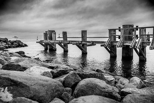 Ponton d'amarrage dans le port en noir et blanc sur Bild.Konserve