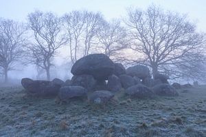 Hunebed van Loon op mistige morgen