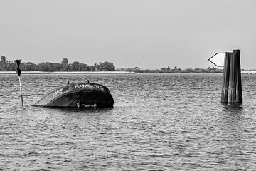 Gezicht op het scheepswrak MS Uwe in Hamburg, zwart-wit, horizontaal van Andrea Gaitanides - Fotografie mit Leidenschaft