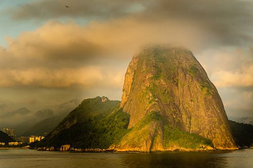 Uitzicht vanaf de Guanabara-baai naar de Suikerbroodberg in Rio de Janeiro Brazilië bij zonsopgang