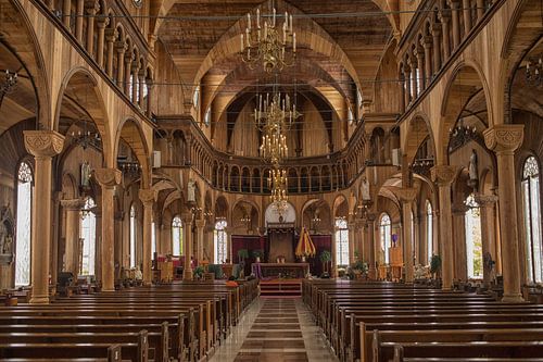 Interieur van de houten  Sint Petrus en Paulus Kathedraal in Paramaribo