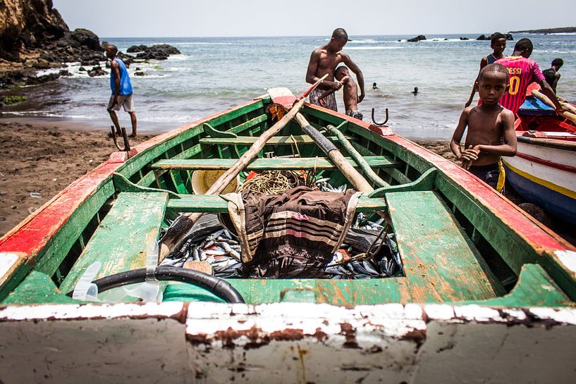 Bateau de pêche africain par Julian Buijzen