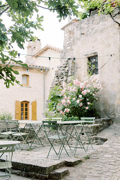 Terras in de Provence | Typische Franse stoeltjes in een oud dorp in Frankrijk | Reisfotografie wall