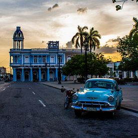 Cadillac tijdens zonsondergang in Cienfuegos van Alex Bosveld