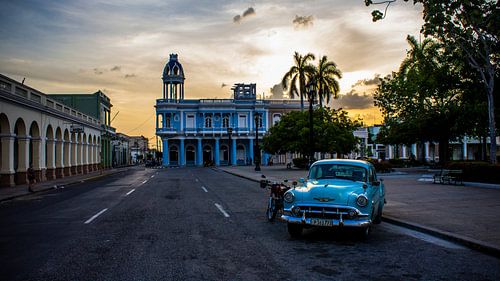Cadillac au coucher du soleil à Cienfuegos