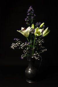 Nature morte avec des fleurs de lys et de gypsophile