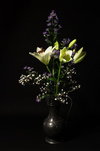 Stilleven met bloemen lelie en gipskruid