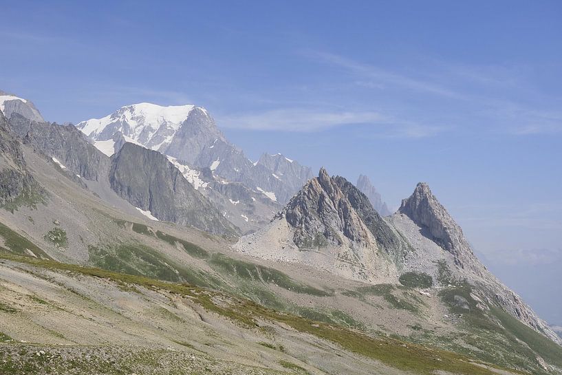 Mont Blanc: A spectacular long-distance hiking trail through France, Italy and Switzerland - full of glaciers, peaks, Alpine meadows and magnificent mountain moments. by Miriam Schwarzfischer Fotografie