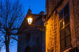 Altstadt von Valldemossa vor dem Kartäuserkloster am Abend, Mallorca