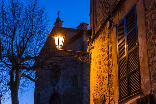 De oude binnenstad van Valldemossa bij het kartuizerklooster in de avond, Mallorca