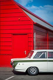 Rood gebouw met klassieke auto van Arthur van Iterson