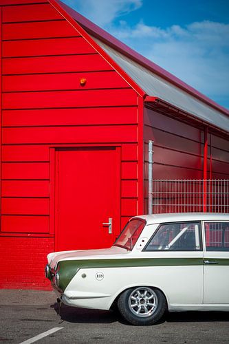 Rotes Gebäude mit Oldtimer