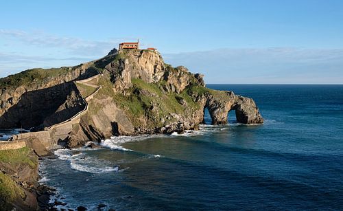 Uitzicht op San Juan de Gaztelugatxe in Spanje van Lensw0rld