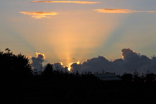 Wolkenpartij met ondergaande zon
