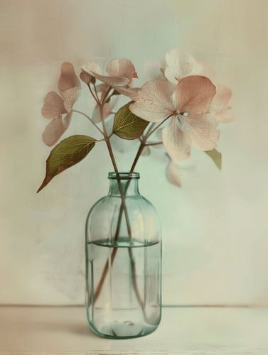 Stilleven met bloemen in pastelkleuren in Japandi stijl