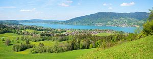 Blick auf den Tegernsee Frühlingslandschaft Oberbayern