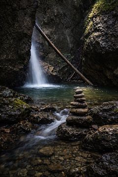 Stille balans bij de waterval van Christina Bauer Photos