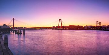 Sonnenaufgang auf der Willemsbrug von Ilya Korzelius
