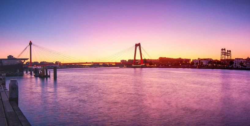 Sonnenaufgang auf der Willemsbrug von Ilya Korzelius