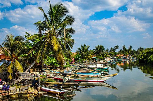 Vissersboten in de Negombo Lagoon in Sri Lanka onder een bewolkte hemel