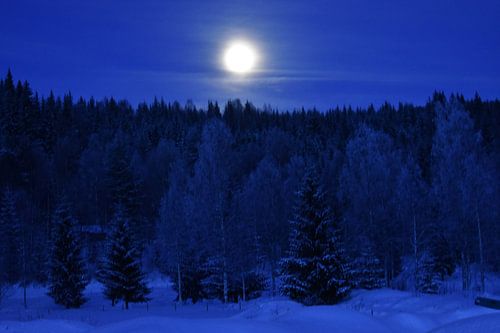 Lune dans un paysage enneigé sur M M