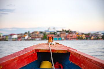 Op een boot aan het varen naar het kleurrijke Flores in Guatemala van Michiel Ton