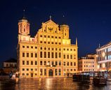 Het verlichte stadhuis van Augsburg bij nacht van ManfredFotos thumbnail