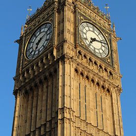 Big Ben met blauwe lucht in Londen, Engeland van Phillipson Photography