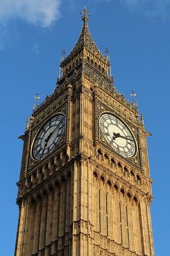 Big Ben showing off against blue sky in London, Engeland
