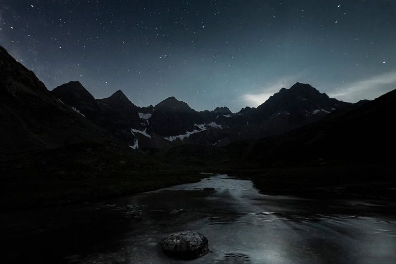 Duistere bergtoppen s'nachts in de Oostenrijkse alpen bij Kuhtai van Hidde Hageman