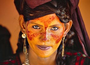 Niger, in Agadez. Wüste Sahara. Air-Gebirge. Tuaregfrau für Hochzeit geschminkt.