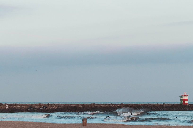 Un magnifique lever de soleil sur la plage de Scheveningen en mai avec des vagues parfaites. par Anne Zwagers