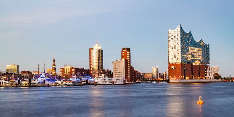 HafenCity met de Elbphilharmonie in Hamburg van Werner Dieterich