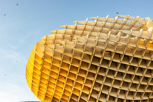 Goldener Rand des Metropol Parasol vor dem Himmel