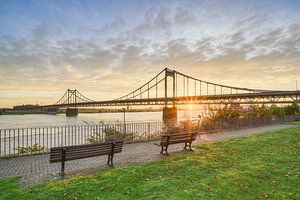 Sonnenaufgang bei der Uerdinger Rheinbrücke