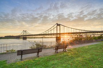 Zonsopgang bij de Rijnbrug van Uerdingen van Michael Valjak