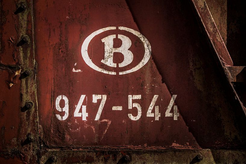 Details van een oude verlaten trein op een doodlopend spoor. van Paul Wendels