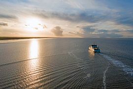Luftaufnahme des Bootes nach Ameland am Wattenmeer bei Sonnenuntergang von Eye on You