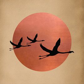Silhouetten fliegender Kraniche vor einer rot-kupferfarbenen Sonne von Studio Pieternel