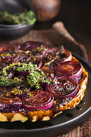 Rustikale französische Tarte Tatin mit roten Zwiebeln von Gayane Nakada
