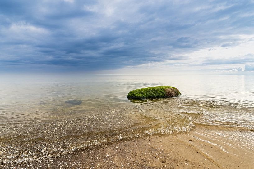 Bloc erratique sur la plage de Bansin sur l'île d'Usedom par Rico Ködder