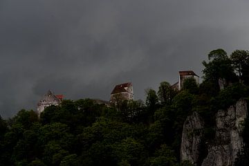 Kasteel Wildenstein tijdens onweer, Donau van Nick Wendt