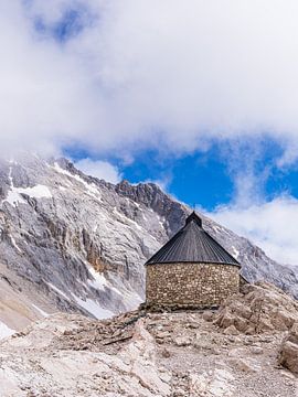 De kapel van de Visitatie van de Maagd Maria op het Zugspitzplatt bij Garmisc