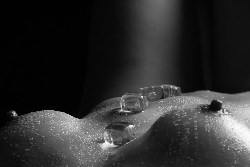 Bloot vrouwenlichaam bedekt met water en ijsblokjes. Erotiek en sensueel  in zwart wit van Retinas Fotografie