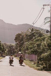 Scooterrijders in Thailand van Moniek Kuipers