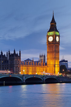 Big Ben bij de Houses of Parliament in Londen op het blauwe uur