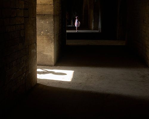 Unter den Bögen der römischen Arena in Arles von Erik Dukker